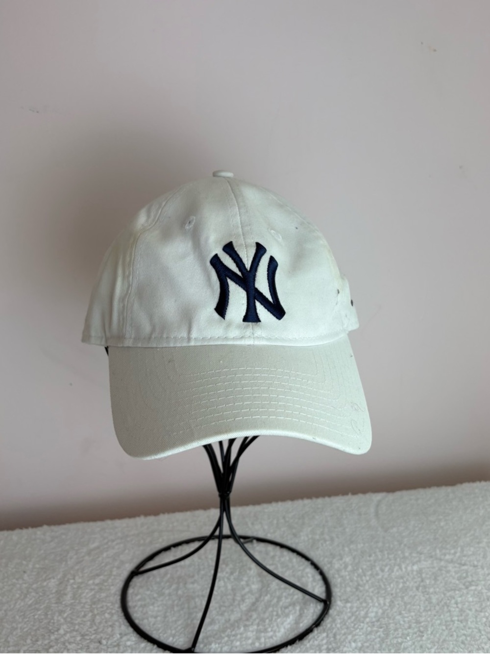 New York Yankees womens White Baseball Cap with Navy Logo